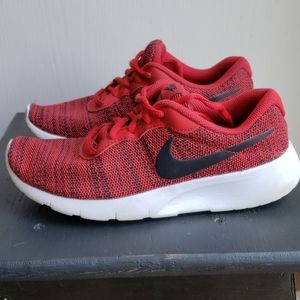 EUC Nike Tanjun Boys Running Shoes size 3.5Y